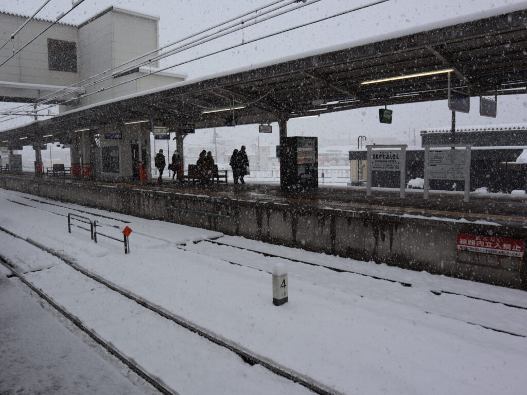 雪の鬼怒川温泉駅
